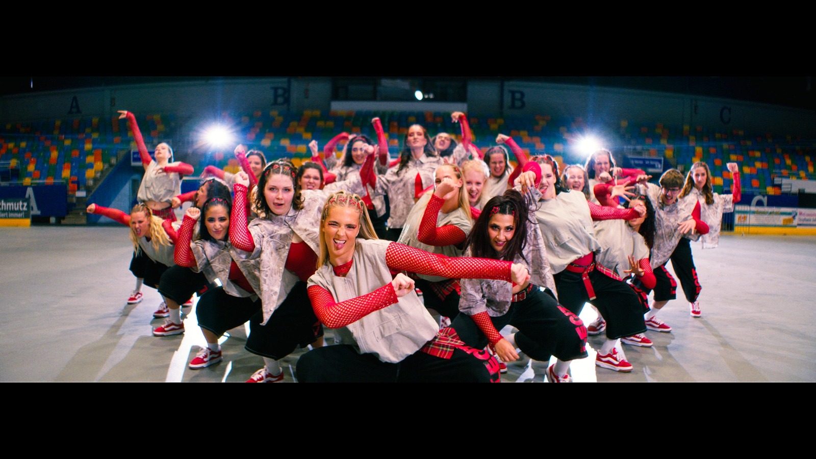 Die Rookies bei einer gemeinsamen Tanzpose in einer Halle